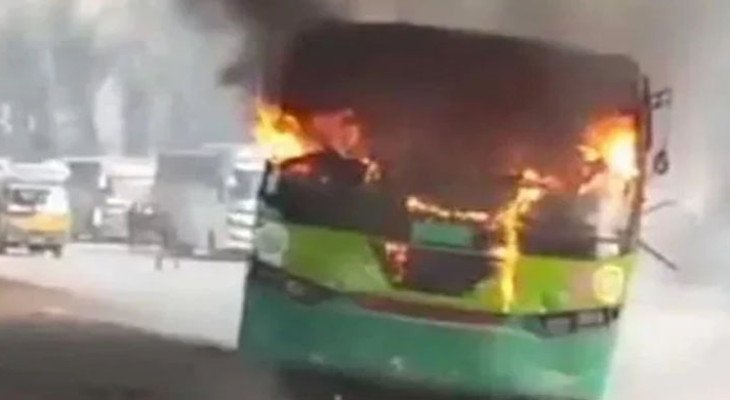 উত্তরায় পার্কিং করা বাসে আগুন